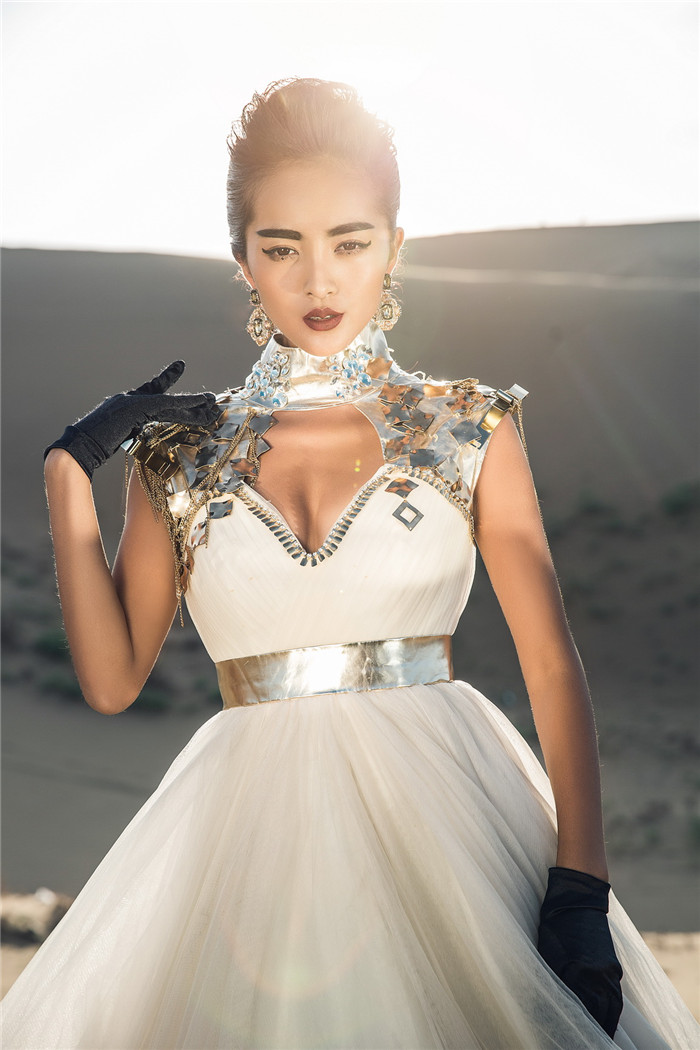 点击大图看下一张：时尚Show 婚纱摄影