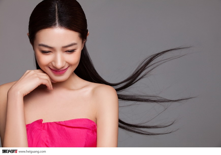 点击大图看下一张：万茜夏日写真 粉裙长发尽显淑女魅力 写真摄影