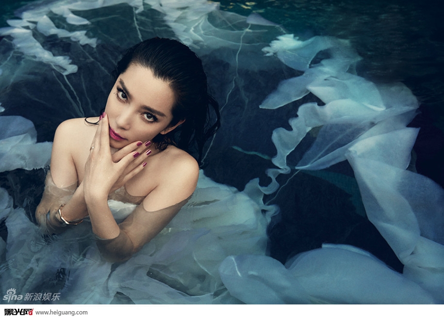 点击大图看下一张：李冰冰玩美人鱼水漾诱惑 写真摄影