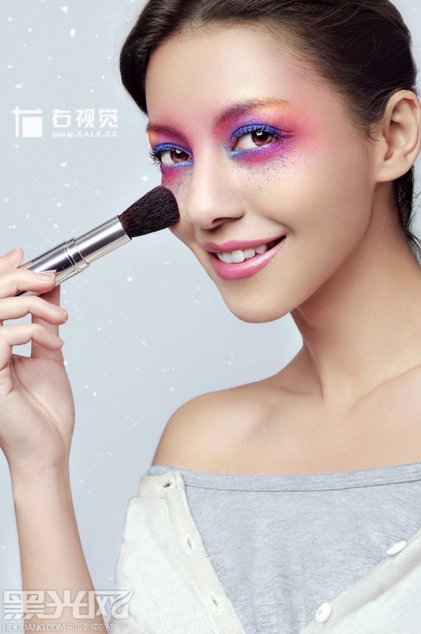点击大图看下一张：新年的彩色幻想 化妆造型