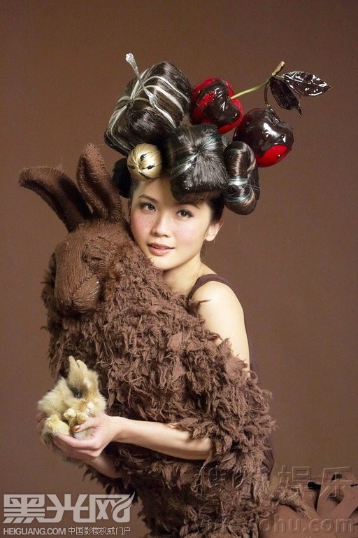 点击大图看下一张：蔡卓妍 巧克力兔子妆 化妆造型