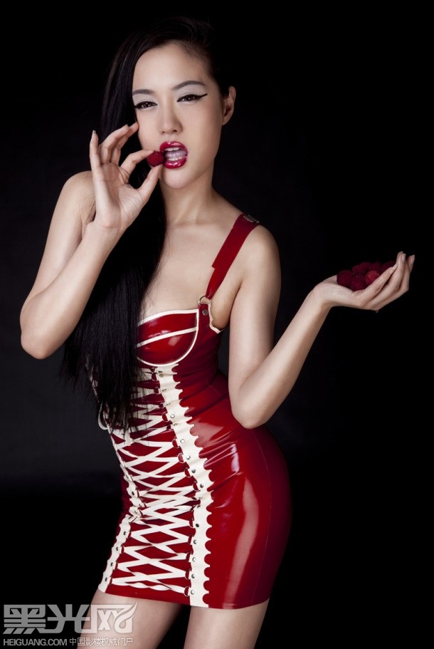 点击大图看下一张：红玫瑰刘子熙 化妆造型