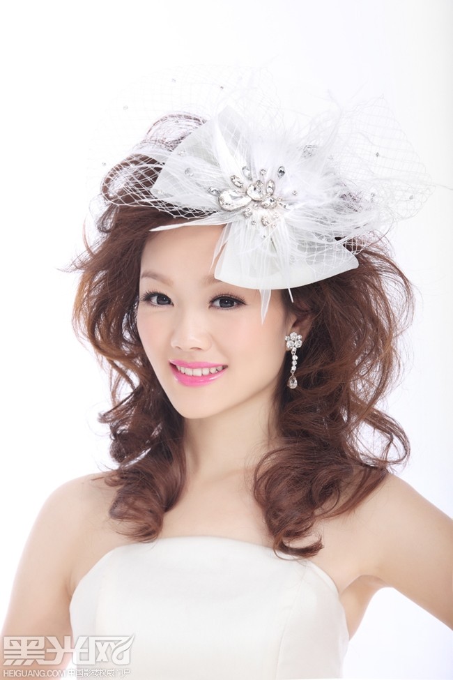 点击大图看下一张：2011新娘发饰发型欣赏(4) 化妆造型