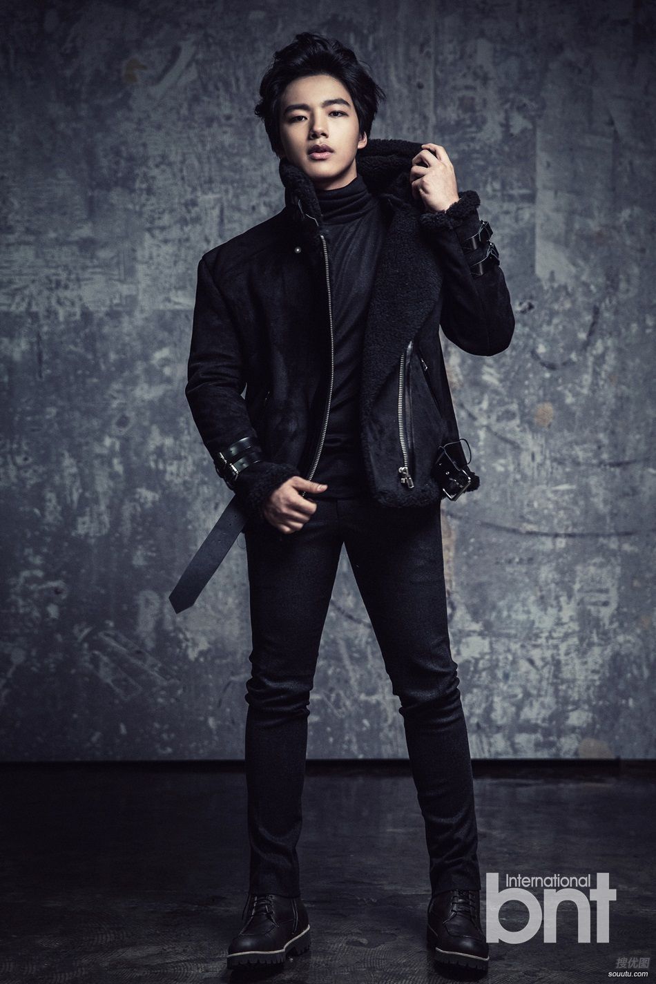 点击大图看下一张：吕珍九黑色大衣 高清时尚帅气写真1