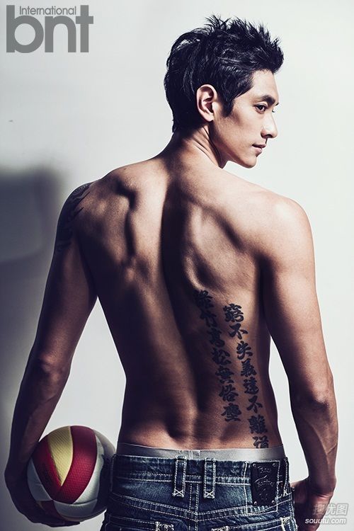 点击大图看下一张：韩国肌肉美男金耀涵写真图片2