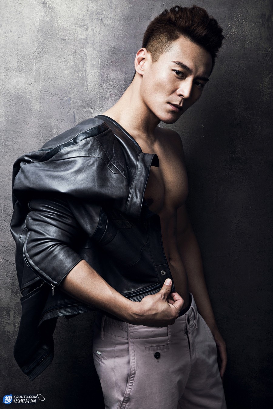 点击大图看下一张：魅力型男刘冠翔俊朗时尚写真-展露肌肉显身材2