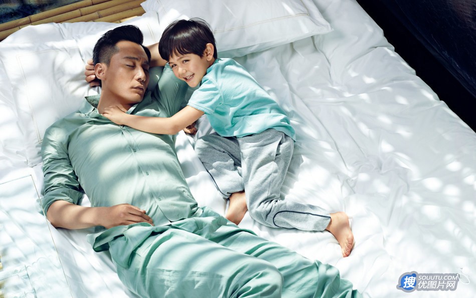 点击大图看下一张：硬汉型男刘烨 诺一父子时尚写真3