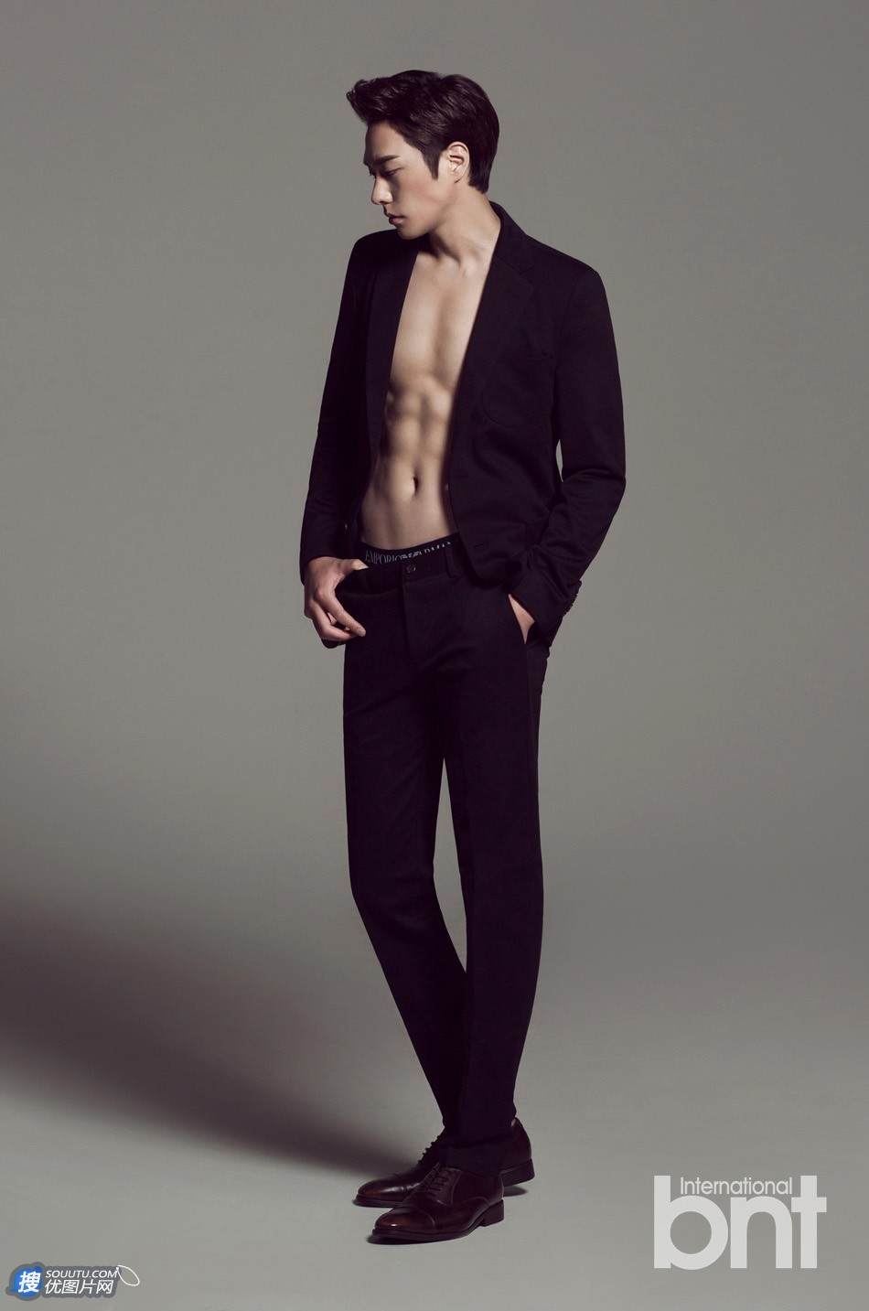 点击大图看下一张：高颜值韩国帅哥演员崔珉高清袒胸露肌写真6