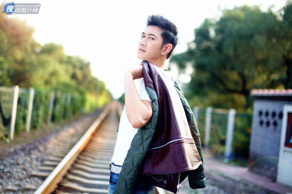点击大图看下一张：何明翰身披夹克在铁路上悠闲写真4