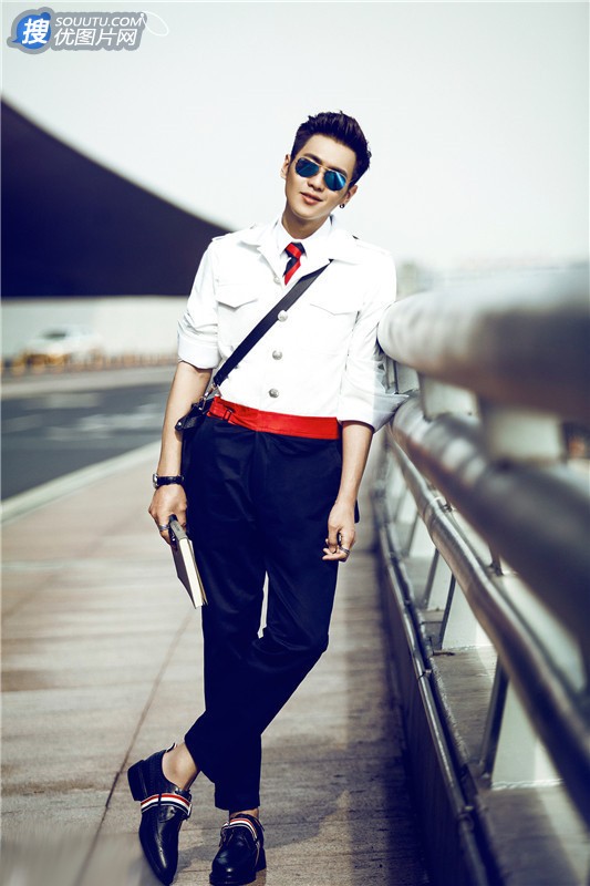 点击大图看下一张：张若昀制服街拍图片 酷帅型男演绎空少魅力6