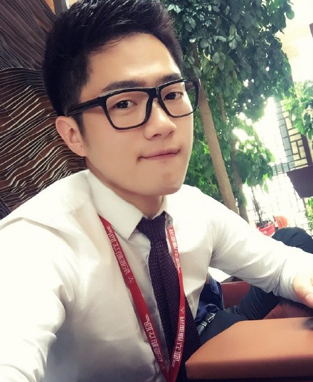 点击大图看下一张:戴眼镜的正装帅哥