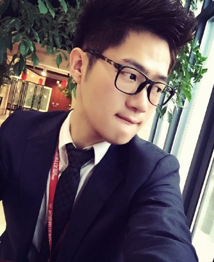 点击大图看下一张:戴眼镜的正装帅哥