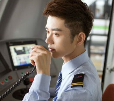 点击大图看下一张:孙佳琪苏州最帅的地铁司机