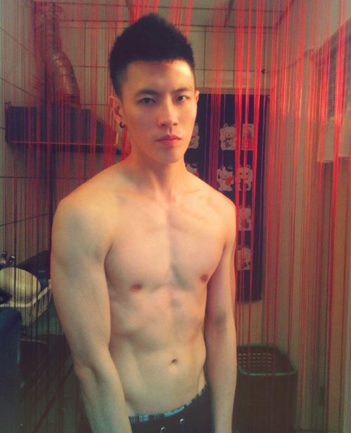 点击大图看下一张：台湾肌肉男照片 阳光帅气型男