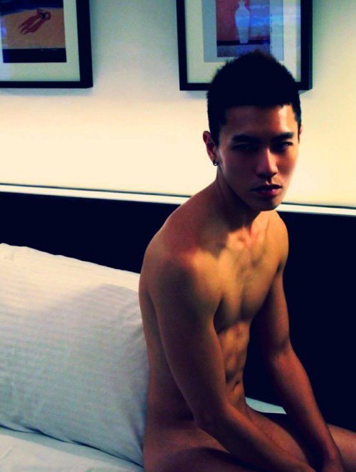 点击大图看下一张:台湾肌肉男照片 阳光帅气型男