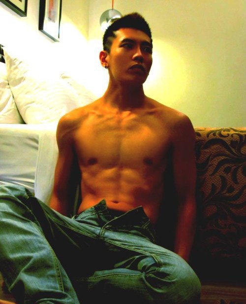 点击大图看下一张：台湾肌肉男照片 阳光帅气型男