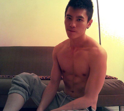 点击大图看下一张：台湾肌肉男照片 阳光帅气型男