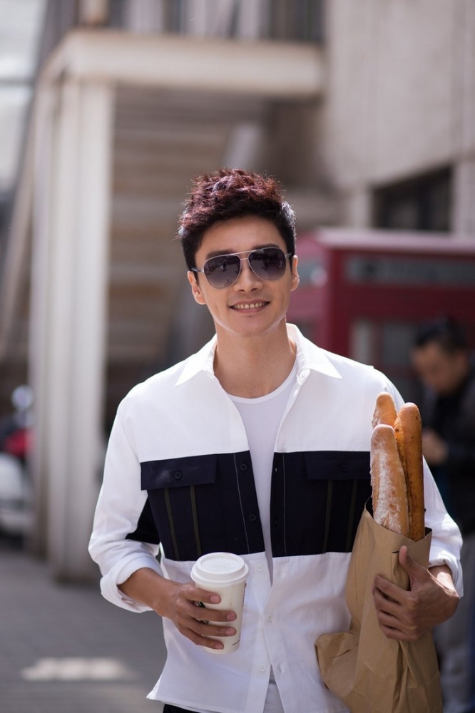 点击大图看下一张：李泰街拍化身甜心先生