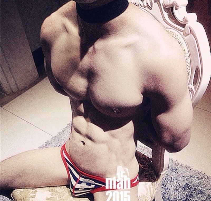 点击大图看下一张：肌肉猛男玩捆绑 肌肉帅哥被绑