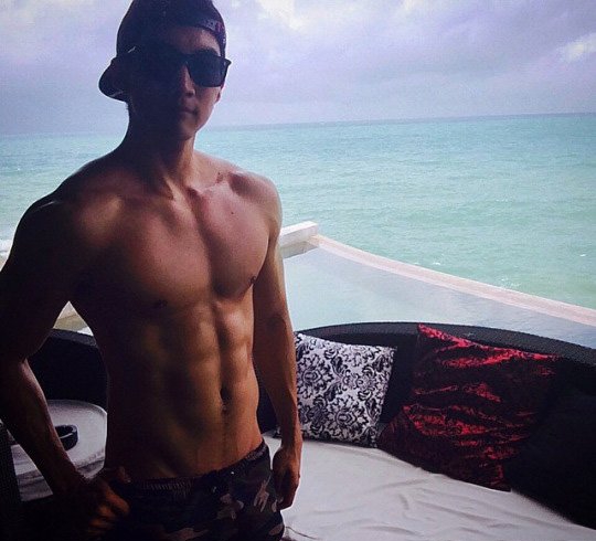 点击大图看下一张：肌肉男的人鱼线