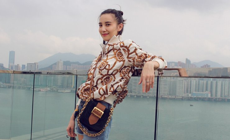 点击大图看下一张：宋佳V领现身小秀事业线