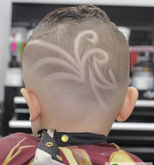 点击大图看下一张：小男生莫西干剃一半 雕刻花纹发型