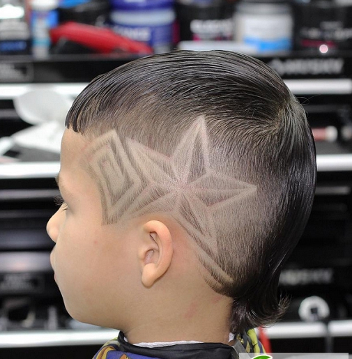 点击大图看下一张：小男生莫西干剃一半 雕刻花纹发型