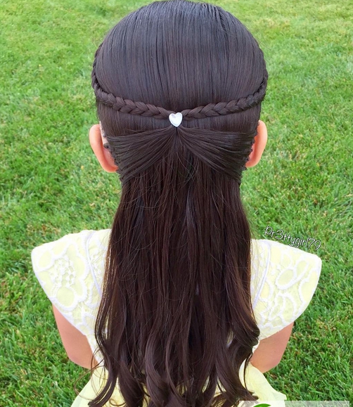 点击大图看下一张:小女孩舞蹈表演编发图片