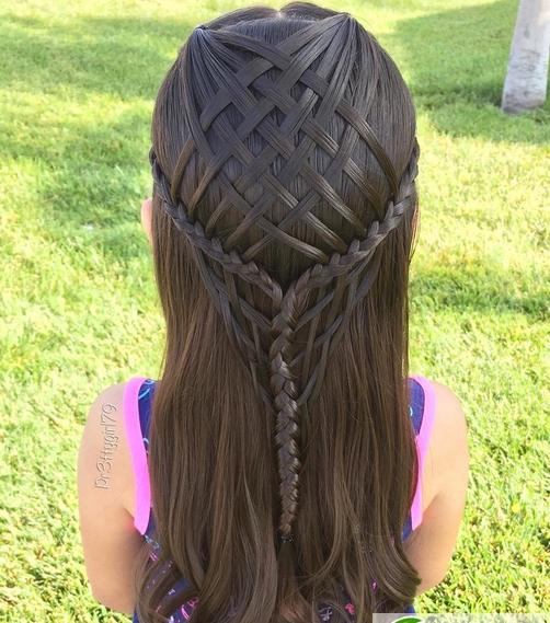 点击大图看下一张:小女孩舞蹈表演编发图片