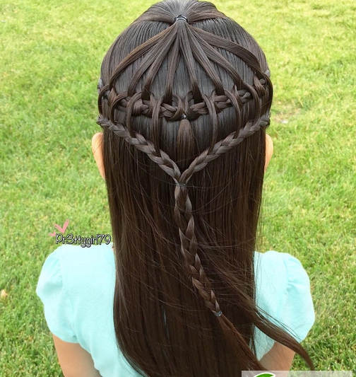 点击大图看下一张:小女孩舞蹈表演编发图片