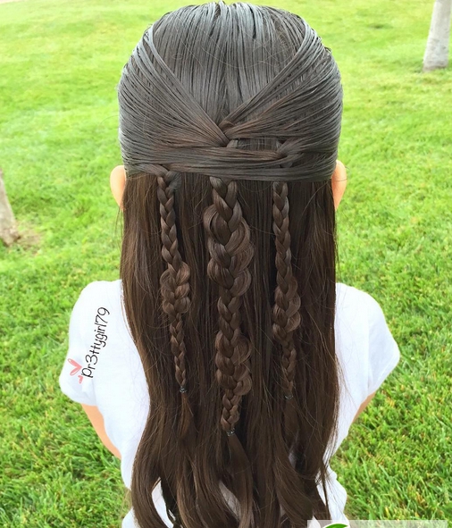 点击大图看下一张:小女孩舞蹈表演编发图片