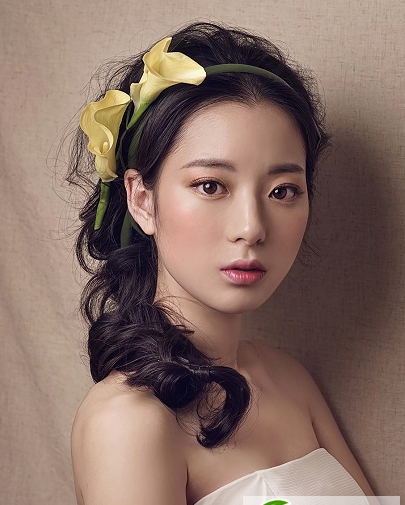 点击大图看下一张：韩式新娘发型图片 唯美浪漫新娘化妆造型