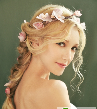 点击大图看下一张:浪漫仙女系新娘妆发