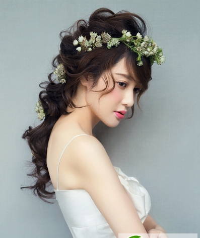 点击大图看下一张：浪漫仙女系新娘妆发