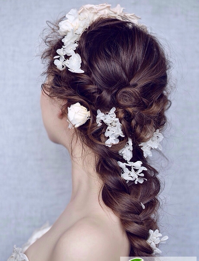 点击大图看下一张：欧式新娘鲜花编发盘发发型