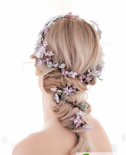 点击大图看下一张：欧式新娘鲜花编发盘发发型