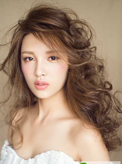 点击大图看下一张：新娘长发披肩卷发发型 复古显瘦新娘烫发发型