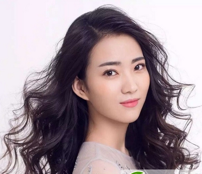 点击大图看下一张:新娘长发披肩卷发发型 复古显瘦新娘烫发发型