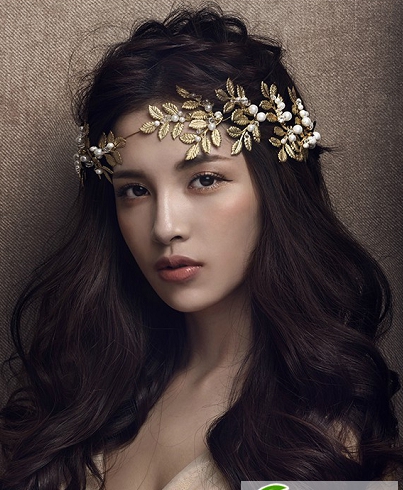 点击大图看下一张:新娘长发披肩卷发发型 复古显瘦新娘烫发发型