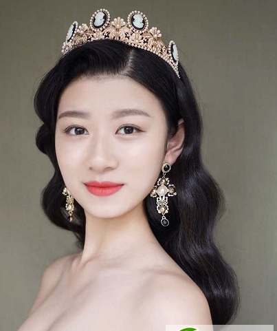 点击大图看下一张:新娘长发披肩卷发发型 复古显瘦新娘烫发发型