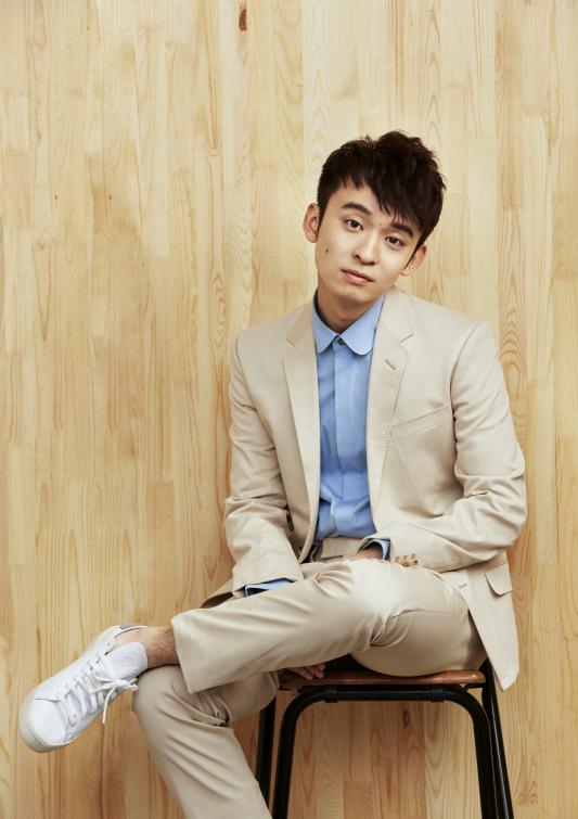 点击大图看下一张：董子健写真打破次元壁 霸道总裁近在眼前