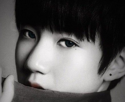 点击大图看下一张：甜蜜笑容的帅哥 TFBOYS-王源耍帅照片