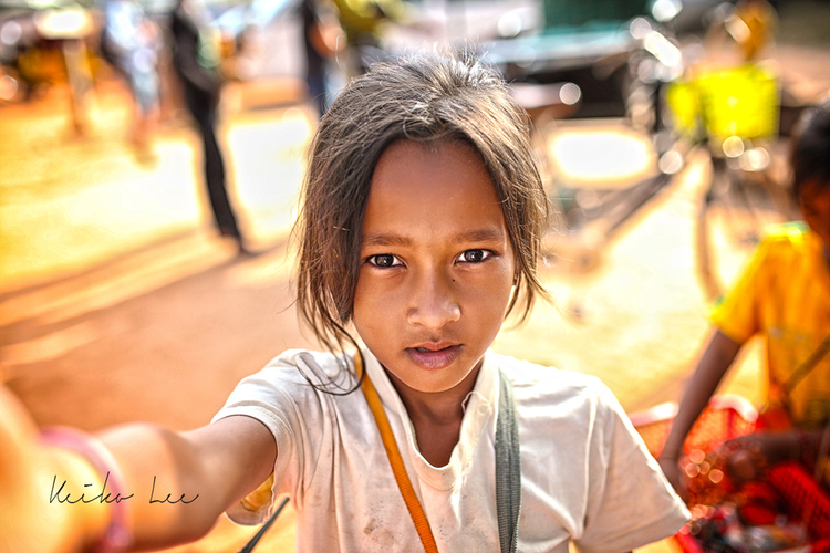 点击大图看下一张：甜味人生，高棉的微笑