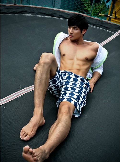 点击大图看下一张：韩国肌肉帅哥姜志燮 浓厚腿毛格外性感