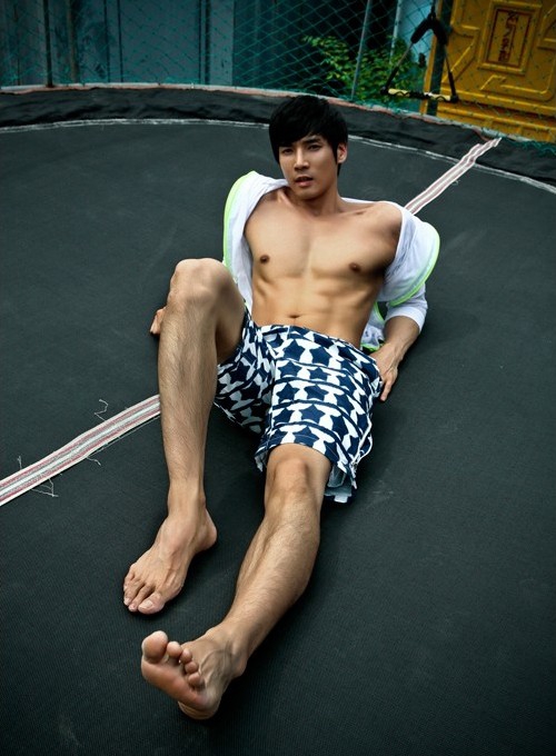 点击大图看下一张：韩国肌肉帅哥姜志燮 浓厚腿毛格外性感