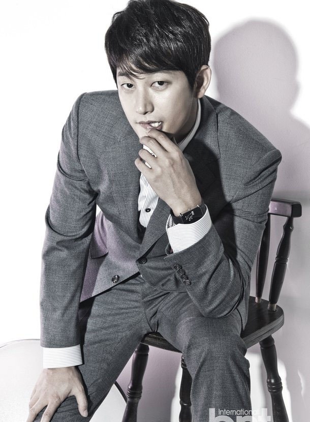 点击大图看下一张：韩国帅哥朴施厚西装照 型男时尚绅士范儿十足