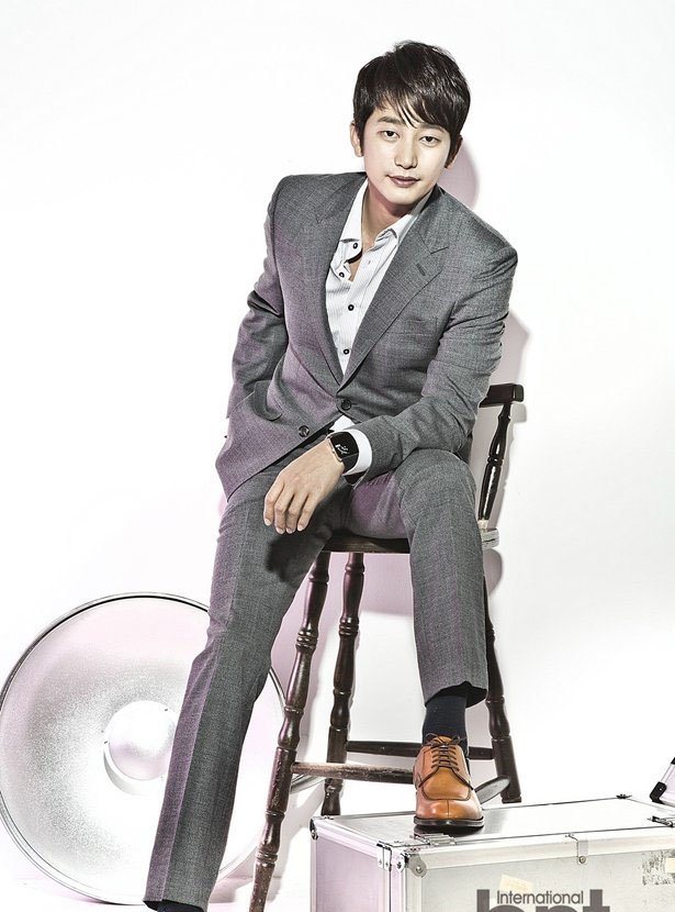 点击大图看下一张:韩国帅哥朴施厚西装照 型男时尚绅士范儿十足