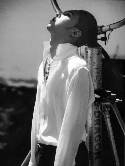 点击大图看下一张:权志龙高清图片 妖艳魅惑时尚写真