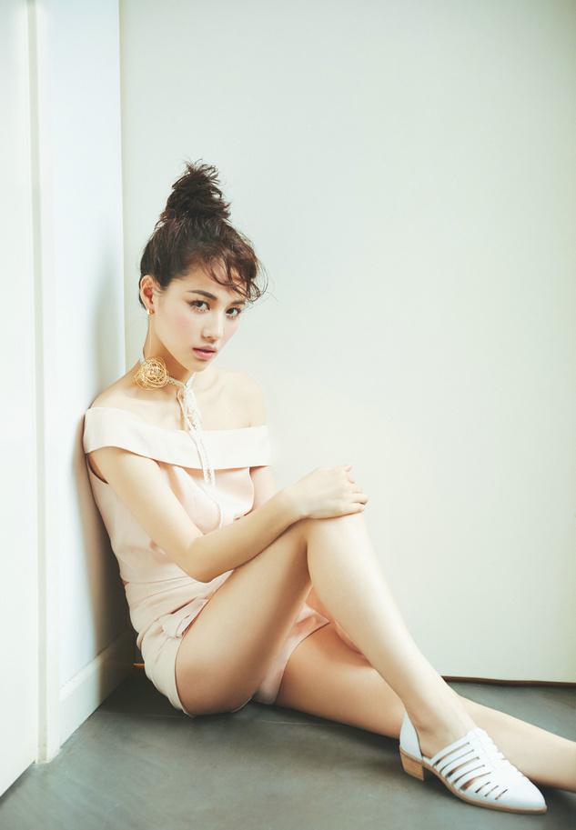 点击大图看下一张:董琦倾情演绎露肩装 性感与可爱也能兼容