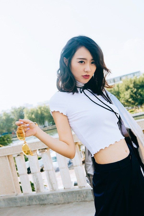 点击大图看下一张：孙耀琦写真大露腰线